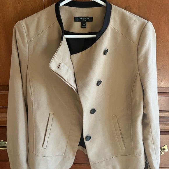 Ann Taylor Jackets & Blazers - Gorgeous NWOT Ann Taylor Tan blazer 4P